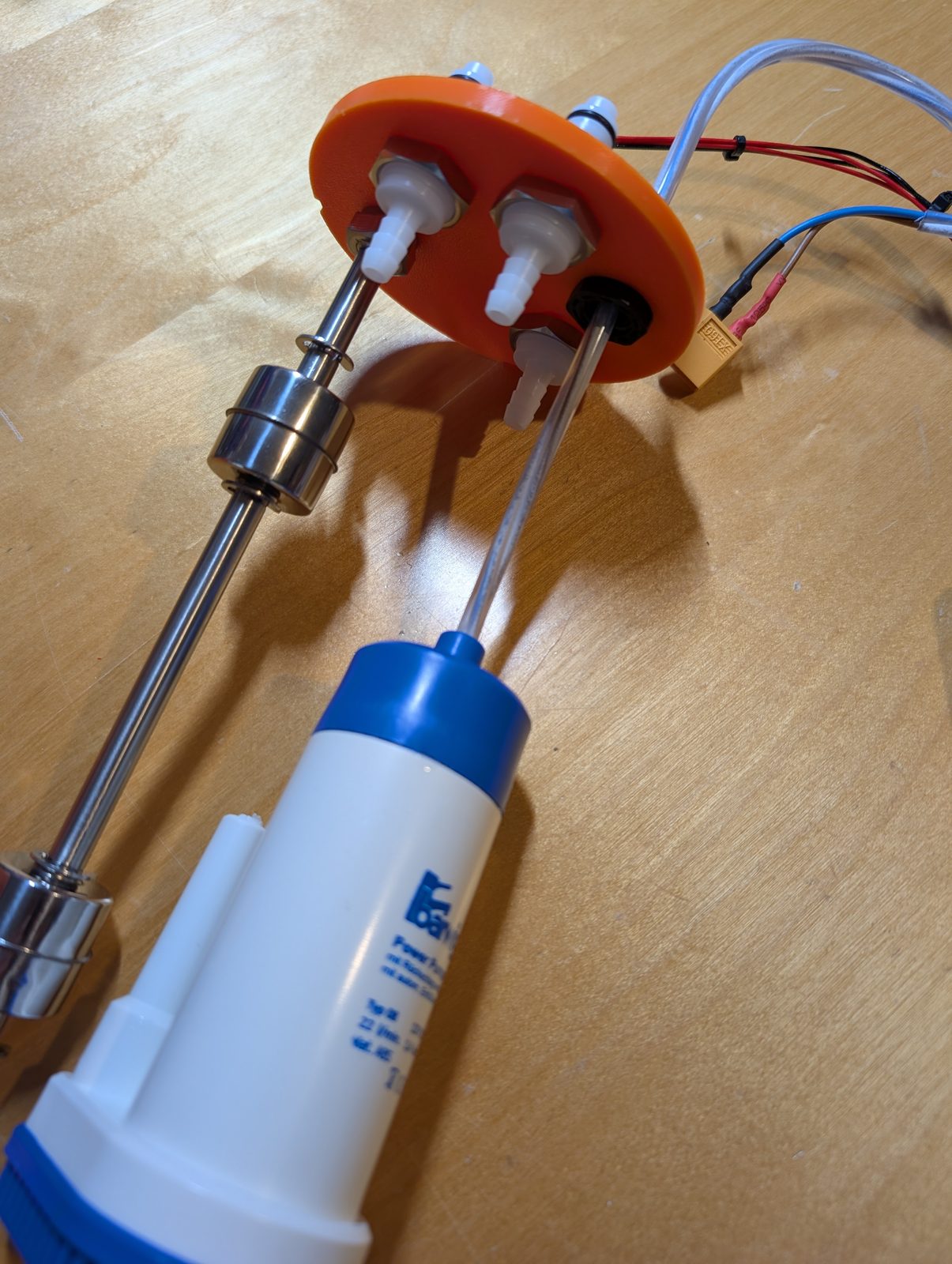 Lid, inside: everything hangs from the lid, so the whole machine lifts out in one piece. The lid seen from the inside, pump and float switch hanging from it